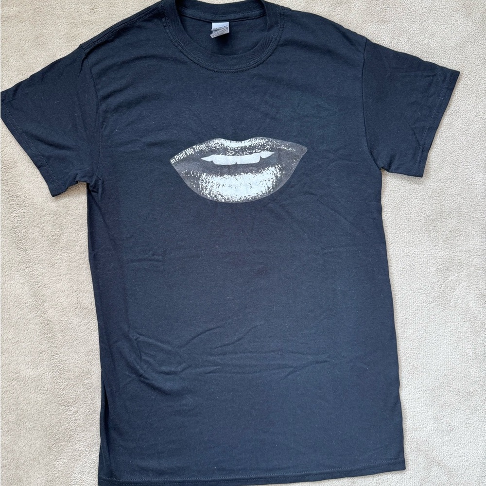 Gildan Black Tee with‎ Lip Graphic